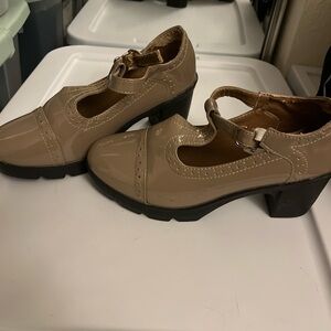 Elegant Tan Women's Shoes with Buckle